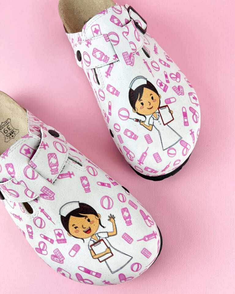 Pink Nurse Γυναικεία ανατομικά σαμπό νοσηλευτων με σχέδια /