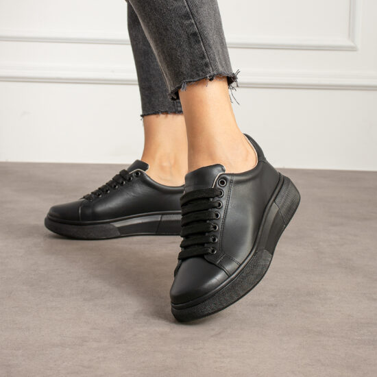 Ελαφριά γυναικεία μαύρα sneakers από φυσικό δέρμα Sneakers γυναικεία πολύχρωμα Εστίασης και ξενοδοχεία Ελαφριά γυναικεία μαύρα sneakers από φυσικό δέρμα