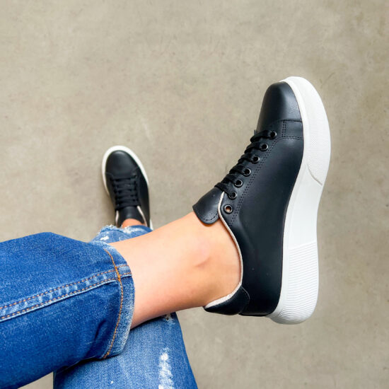 Ελαφριά γυναικεία μαύρα sneakers από φυσικό δέρμα /