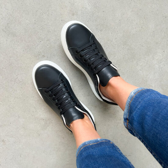 Ελαφριά γυναικεία μαύρα sneakers από φυσικό δέρμα /