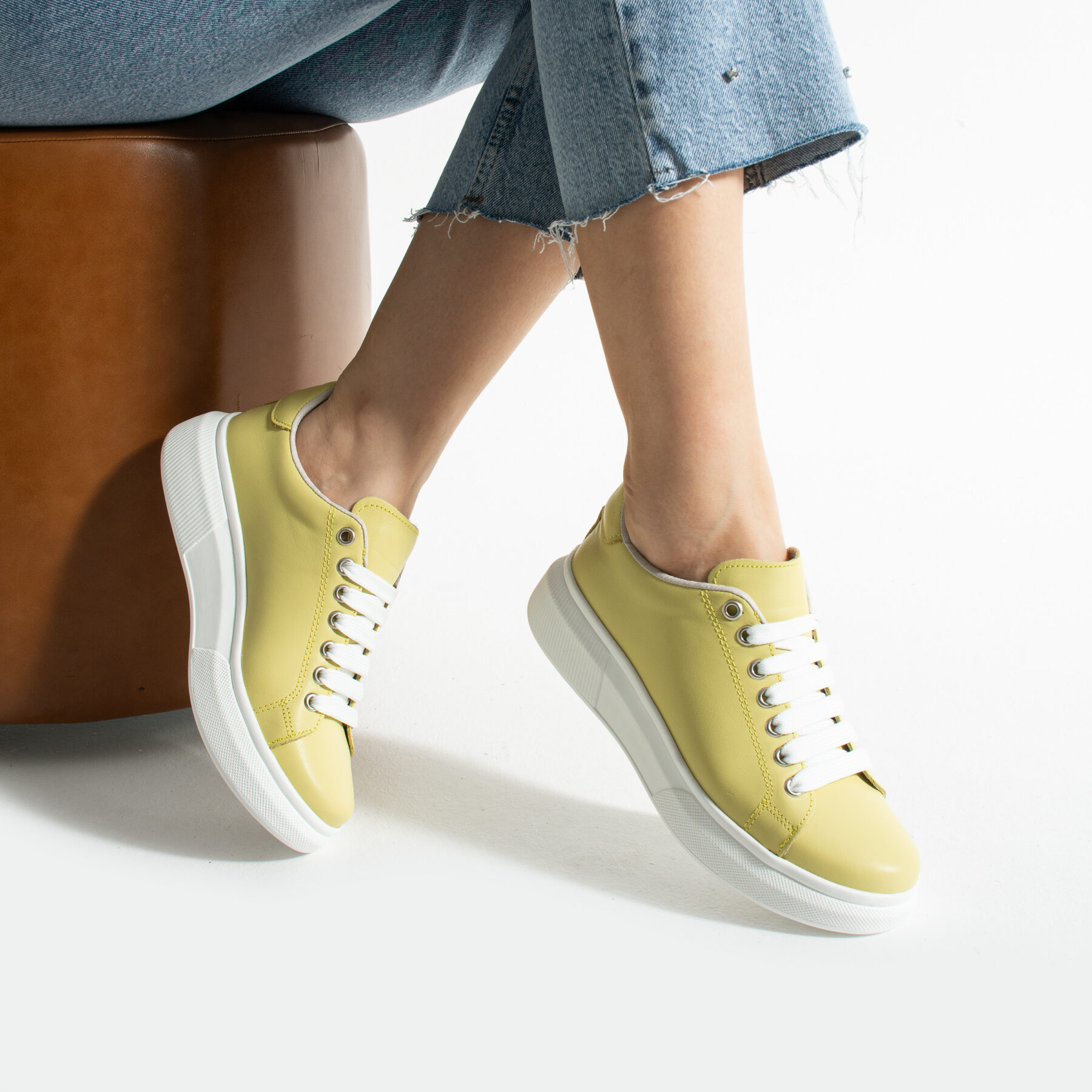 Ελαφριά γυναικεία κίτρινα sneakers από φυσικό δέρμα