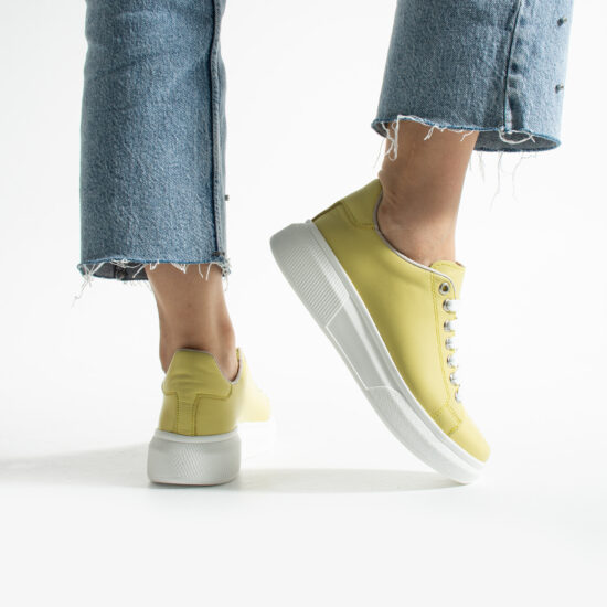 Ελαφριά γυναικεία κίτρινα sneakers από φυσικό δέρμα /