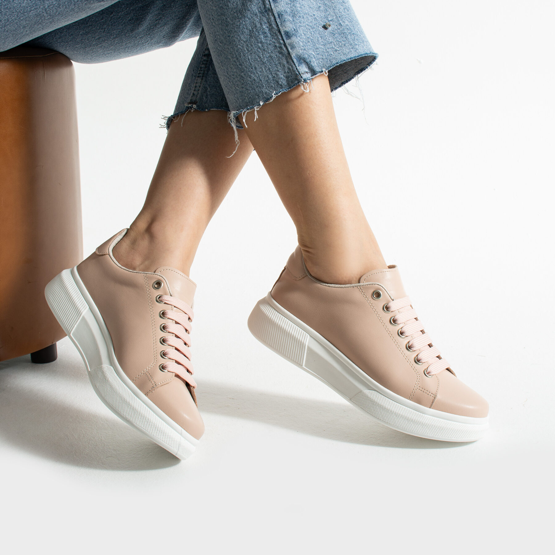 Ελαφριά γυναικεία nude sneakers από φυσικό δέρμα
