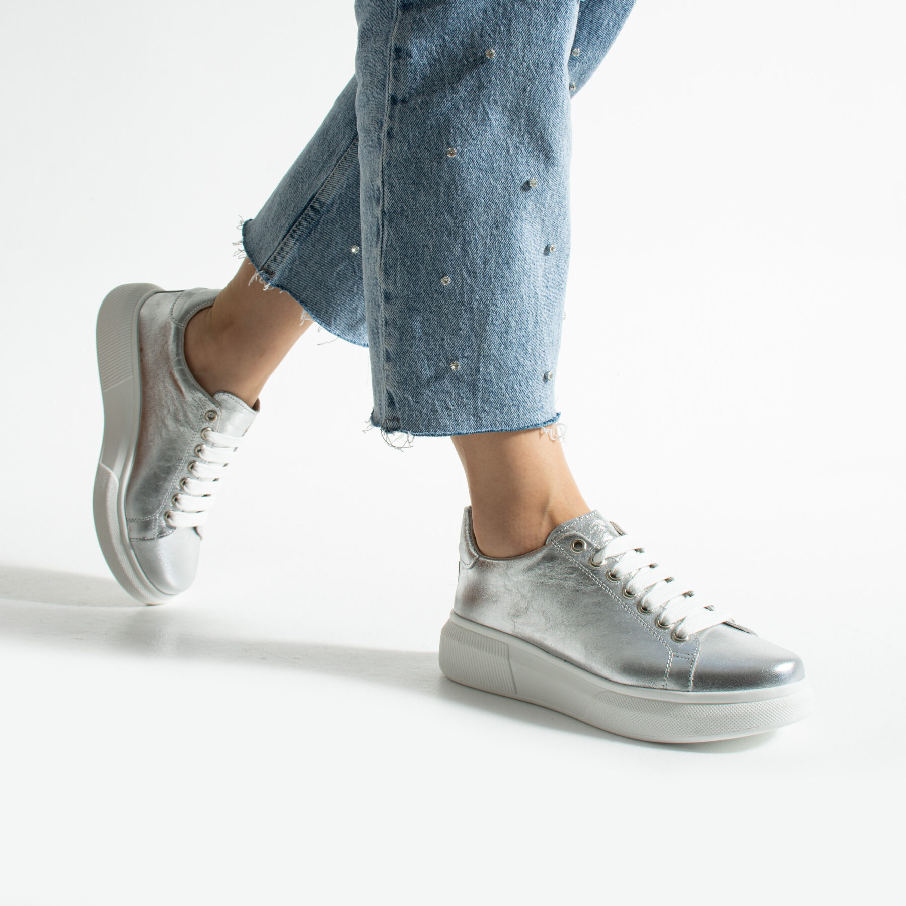 Ελαφριά γυναικεία ασημί sneakers από φυσικό δέρμα