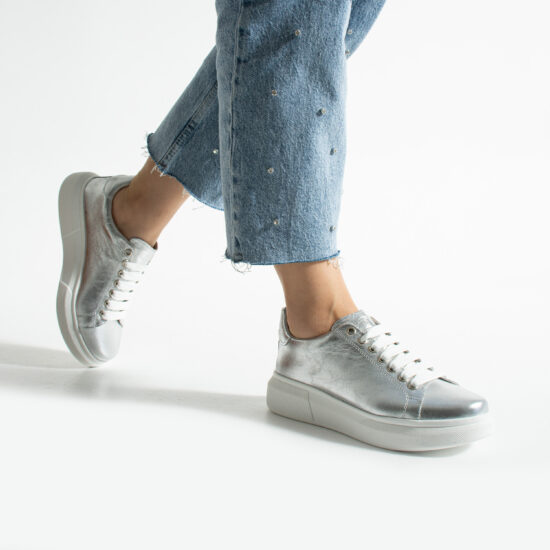 Ελαφριά γυναικεία ασημί sneakers από φυσικό δέρμα Sneakers γυναικεία πολύχρωμα Ελαφριά γυναικεία ασημί sneakers από φυσικό δέρμα Sneakers γυναικεία πολύχρωμα