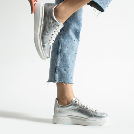 Ελαφριά γυναικεία ασημί sneakers από φυσικό δέρμα /