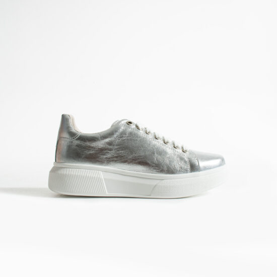 Ελαφριά γυναικεία ασημί sneakers από φυσικό δέρμα /