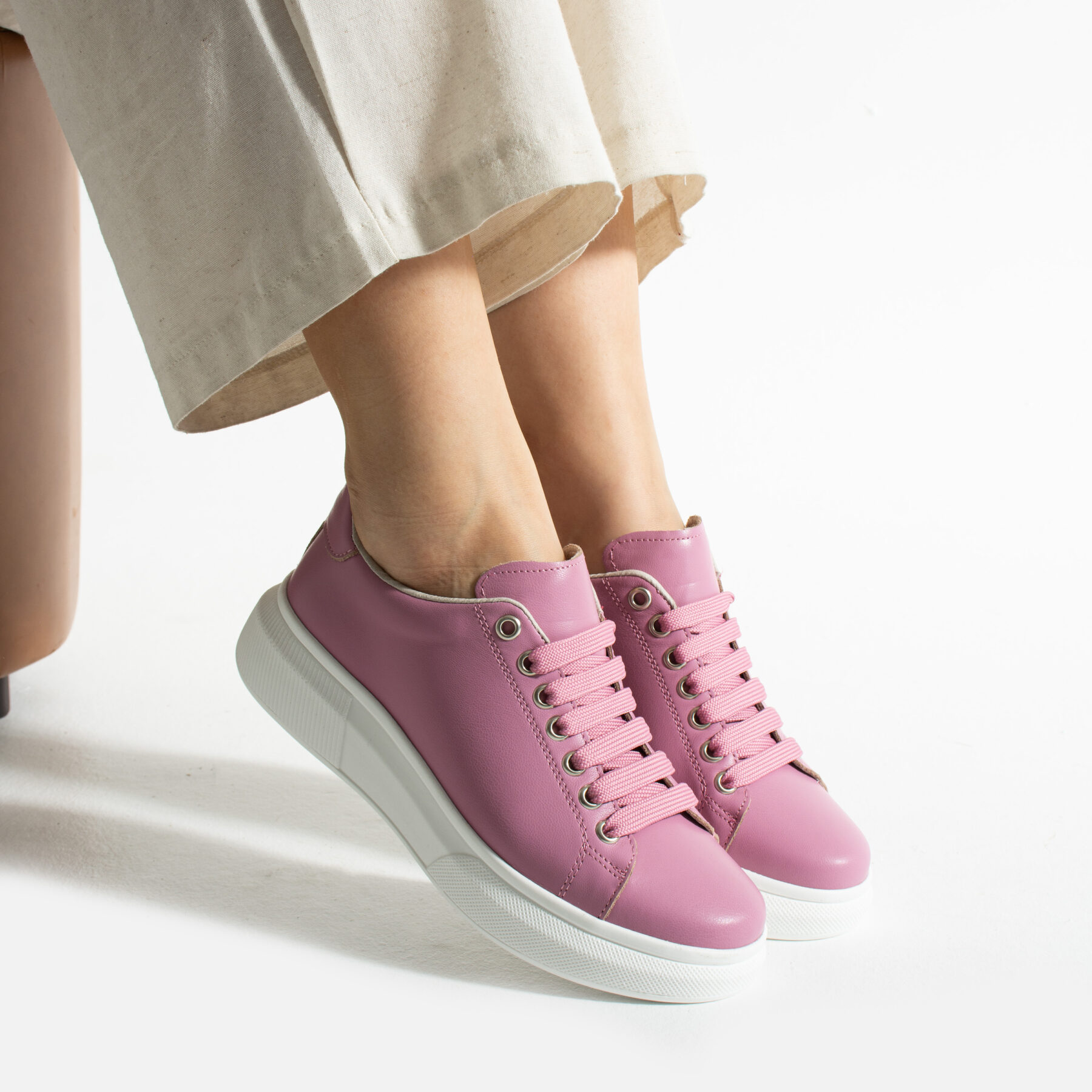 Ελαφριά γυναικεία ροζ sneakers από φυσικό δέρμα