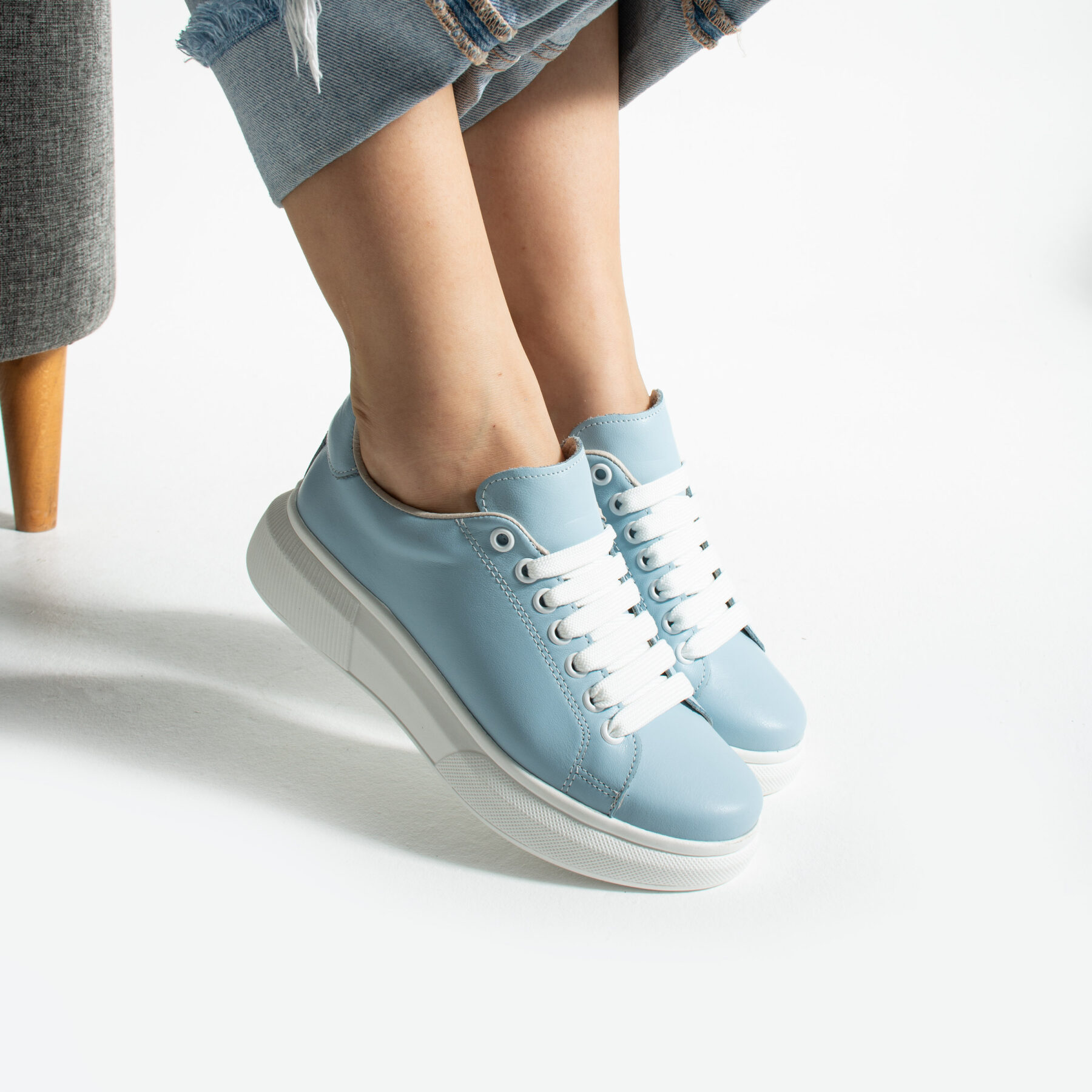 Ελαφριά γυναικεία μπλε sneakers από φυσικό δέρμα