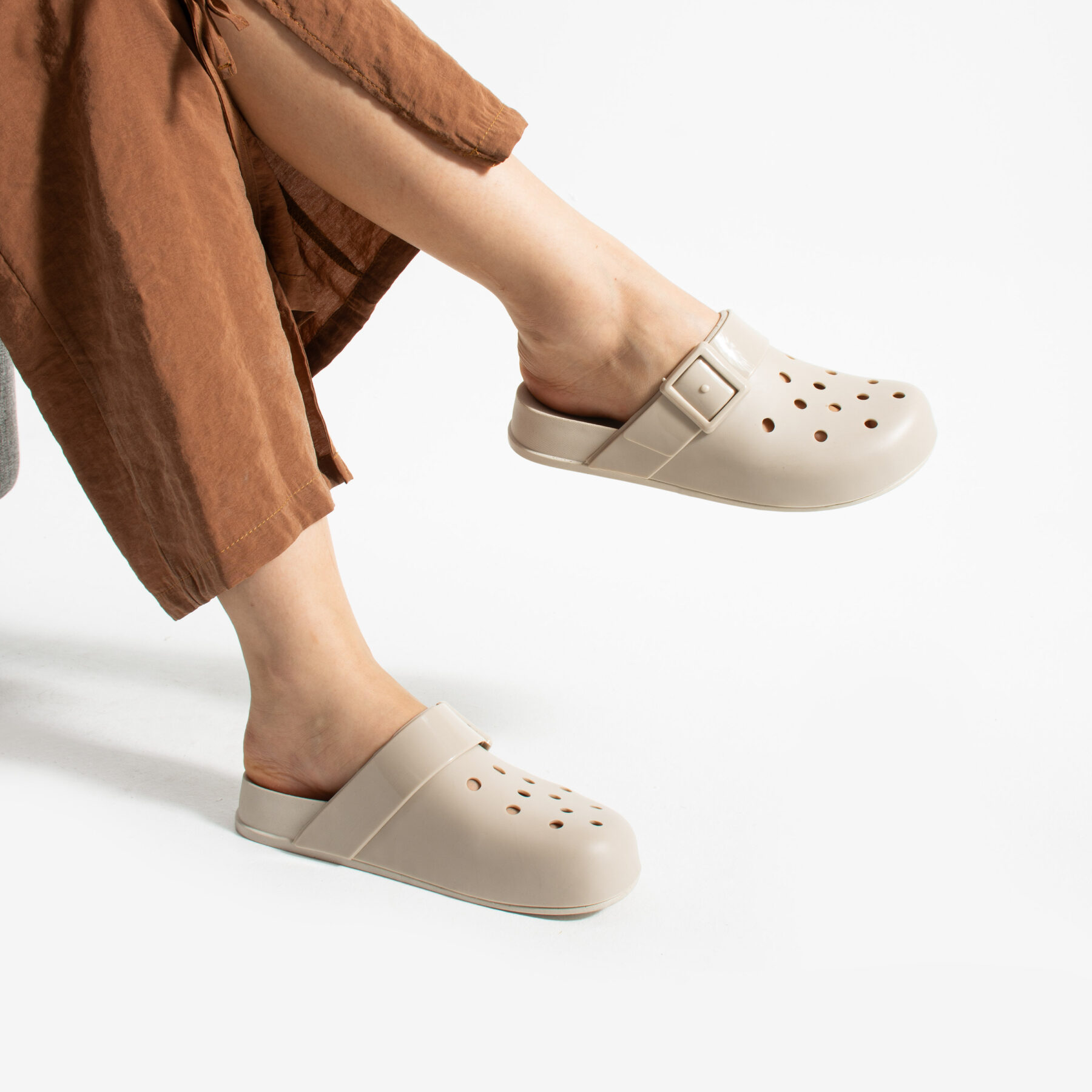 Nude γυναικείες λαστιχένιες παντόφλες τύπου clogs