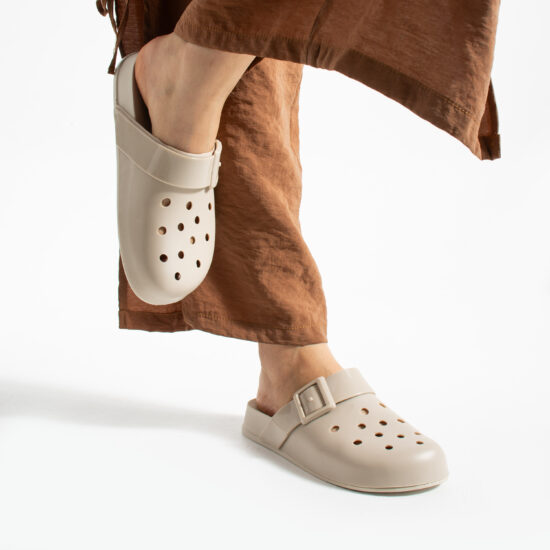 Nude γυναικείες λαστιχένιες παντόφλες τύπου clogs Λαστιχένια παντόφλες και clogs Μονοχρώμα 2 Alternative view of Nude γυναικείες λαστιχένιες παντόφλες τύπου clogs