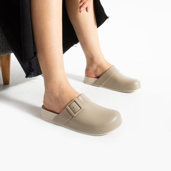 Μπεζ κλειστές λαστιχένιες παντόφλες σαμπό /